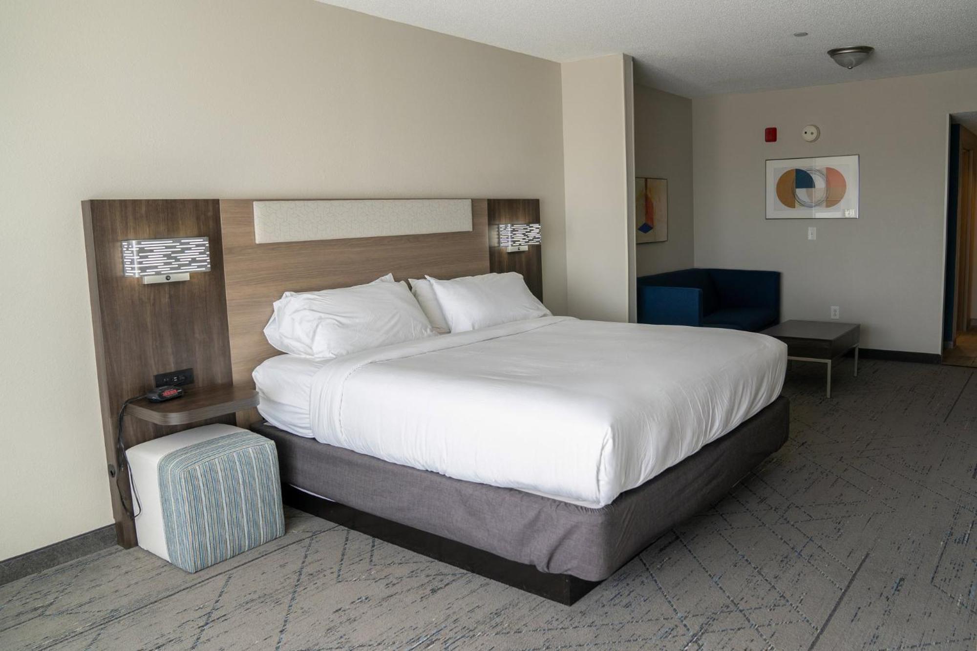 Holiday Inn Express Pembroke By Ihg Exterior photo