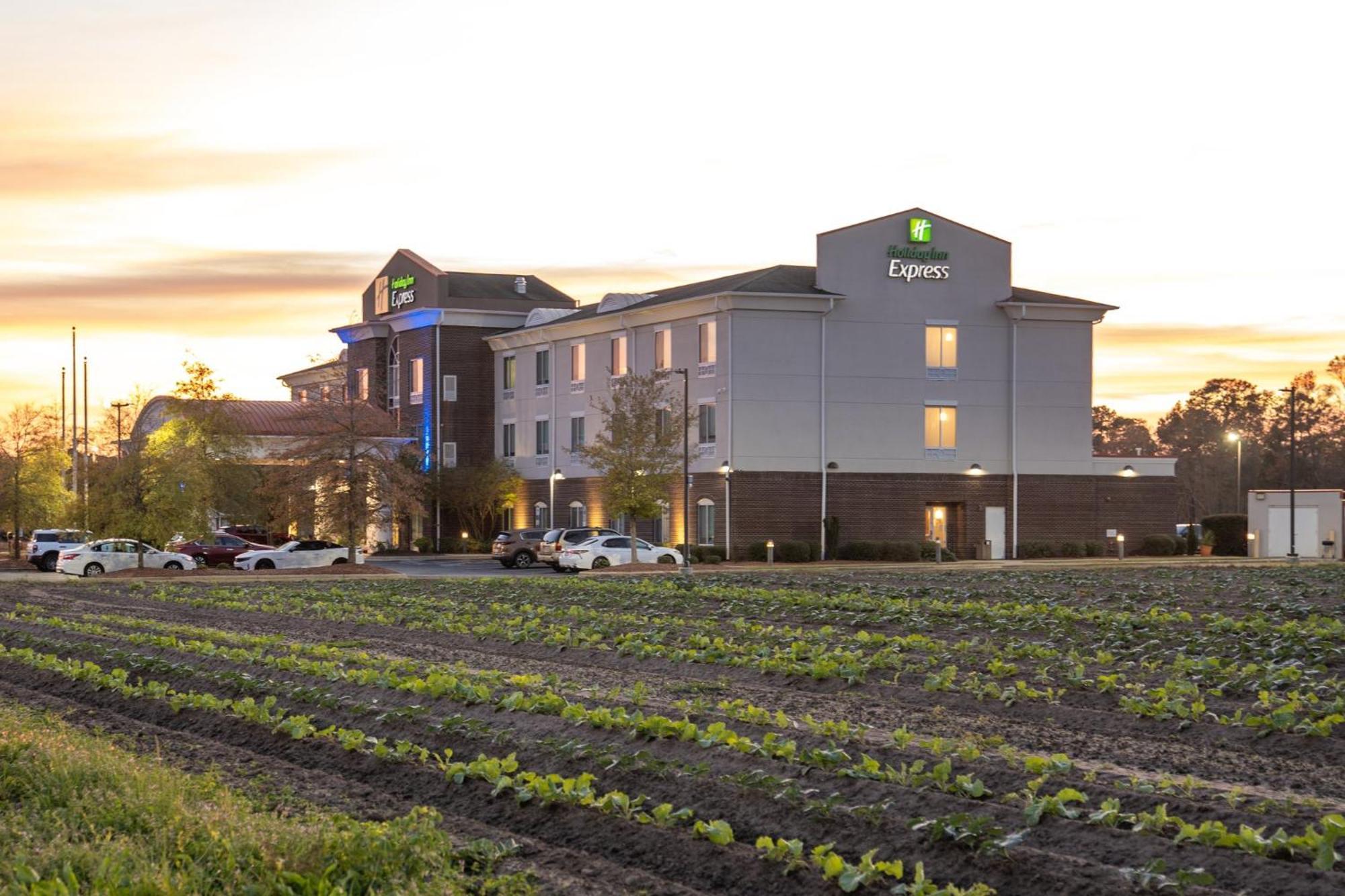 Holiday Inn Express Pembroke By Ihg Exterior photo